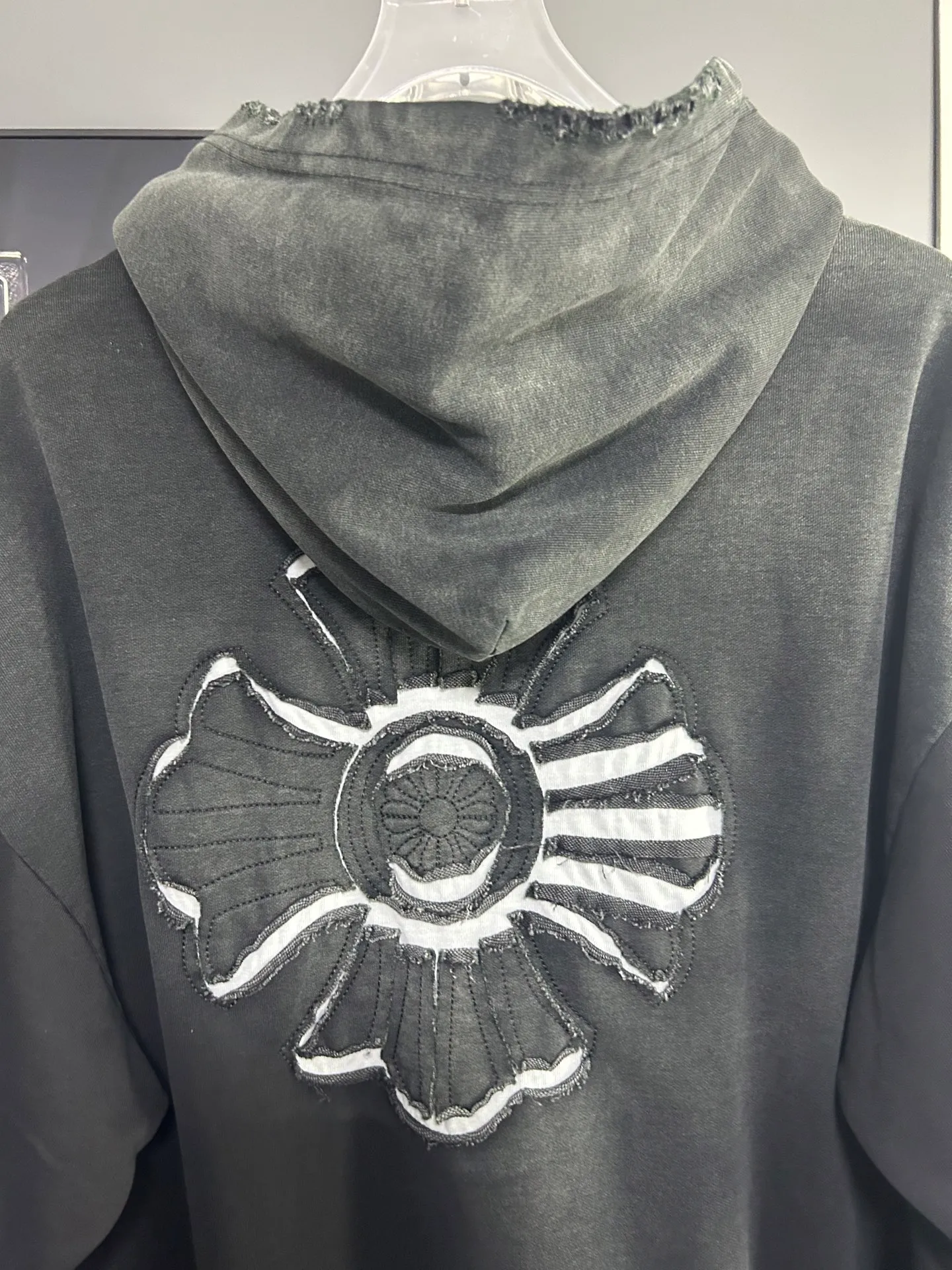 P310 𝗖𝗵𝗿𝗼𝗺𝗲 𝗛𝗲𝗮𝗿𝘁𝘀/Cro Heart 2025 Cross Patch Embroidery Summer New Original Single Counter American Acid Washed Distressed Laser Burnt Patch Embroidery Couple Casual Hooded Sweatshirt 👑The highest version! Customized fabric 440g tripe terry fabric! American acid-washed and distressed original fabric laser burnt ✟appliqué embroidery and exquisite embroidery of letters! The best-selling model at the counter. It is very comfortable to wear. It is low-key yet luxurious. It is very classy when worn. The large size and tailoring are needless to say. The upper body is exquisite and vivid. 👍High-end first-class materials. A truly palace-level product. The cotton from Turkey is of outstanding quality. After heavy washing, the clothes are very soft! Not picky, the upper body is absolutely stylish and extremely luxurious. Auxiliary materials: The original model has been authenticated and labeled ➕100% silk washed with water label. Genuine purchase-grade original hangtag➕matching hanging rope➕3D hanging beads➕original packaging bag. Craftsmanship: The original version has consistent wiring! The highest version of the armhole matching technique! Countless times of pattern making to 100% restore the original appearance! The correct version is the same for men and women, super eye-catching, super good-looking, and super atmospheric! Color: White Black Royal Blue Size, XS S M L